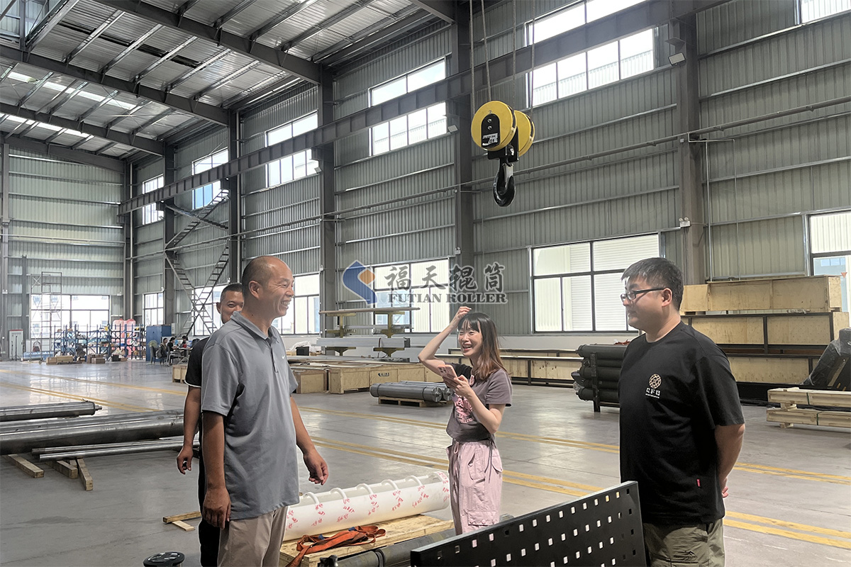 法國輸送線設備客戶到訪福天輥筒.jpg