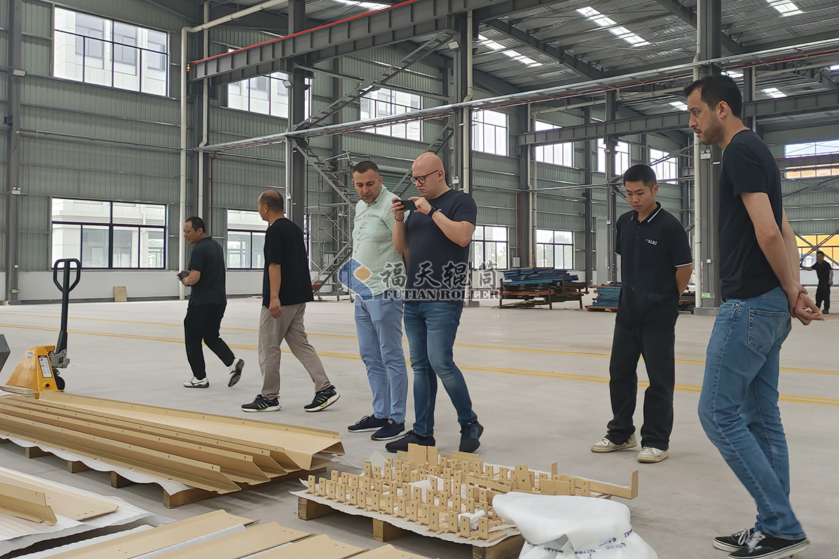 砂光機裝配項目瑞士客戶參觀福天輥筒1.jpg