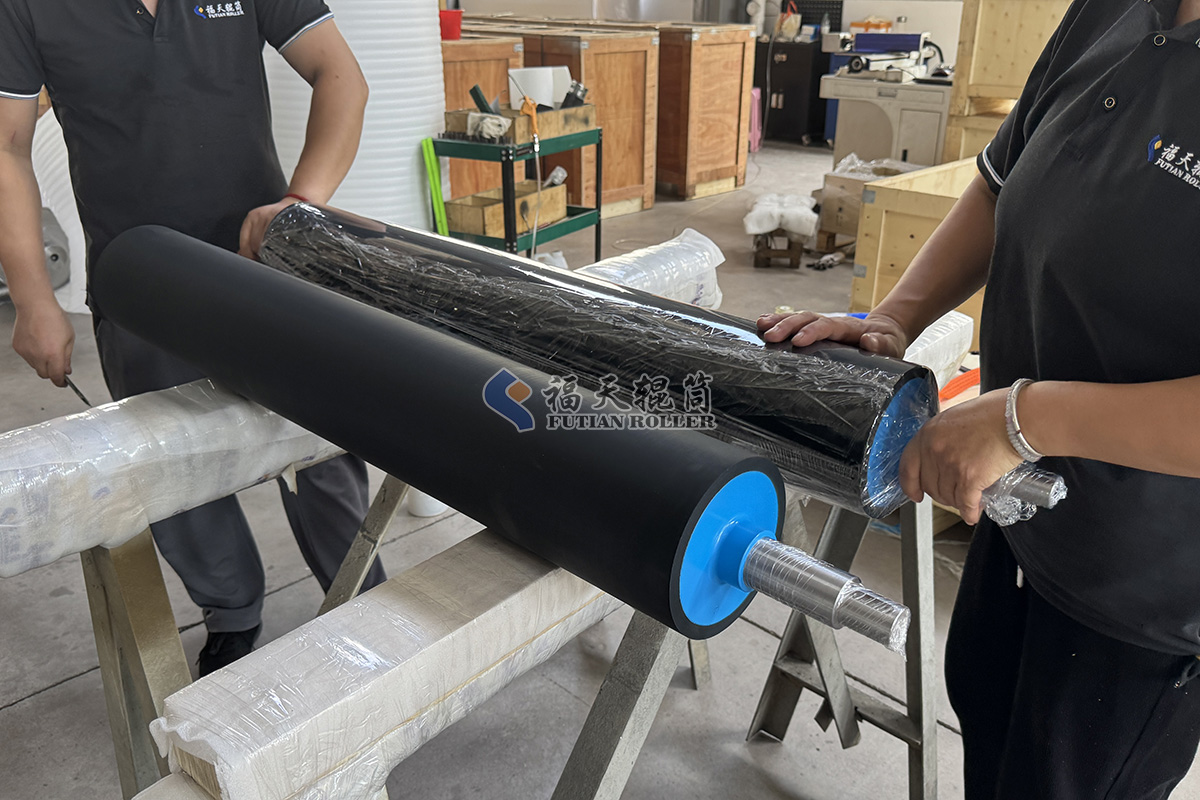 福天輥筒車間丁腈包膠輥打包發(fā)往上海1.jpg