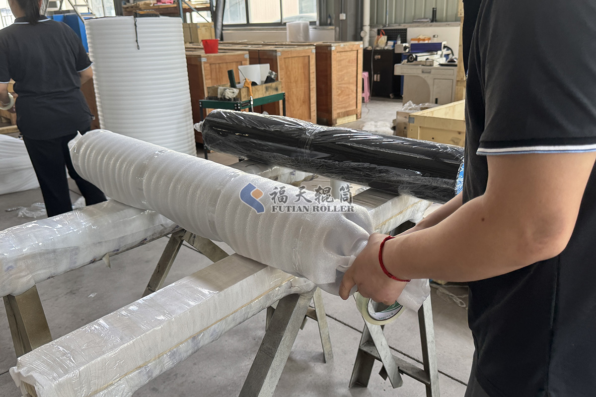 福天輥筒車間丁腈包膠輥打包發(fā)往上海2.jpg